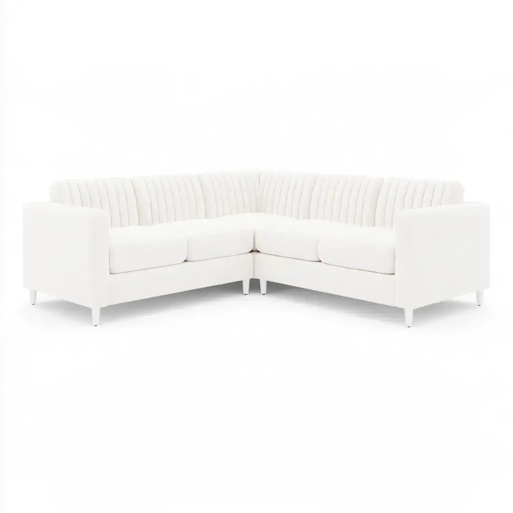 Sofá rinconero con tapizado acanalado en color blanco, sofá y sillón de la marca Benchmadesofa, vista desde un ángulo.